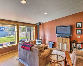 Lakefront Cabin w/ Stunning Mountain Views & Dock! - Eatonville - Sala de estar