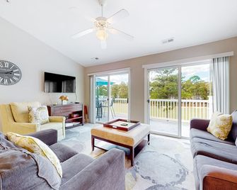 Coastal condo with golf course views, on-site pools, gym, & balcony - Calabash - Living room