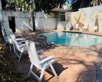 Rosebank Lodge And Backpacker - Parktown - Piscina