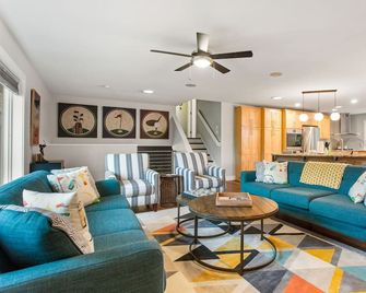 Renovated Golf Course Home w/ Heated Private Pool, Hot Tub and Firepit - Saugatuck - Salon