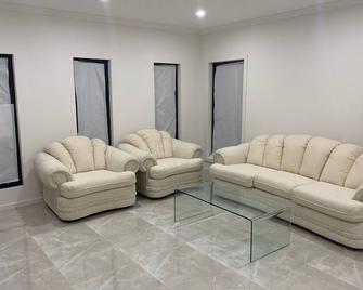 Coburg Lake Retreat - Melbourne - Living room