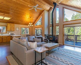 Sierra Haven - Fun Dog Friendly Home in Lower Tahoe Donner, near Skiing and Truckee - Truckee - Living room