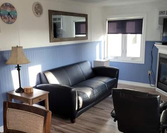 2 Bedroom Property With Views Of Rondeau Bay - Chatham-Kent - Living room