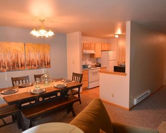3 Bedroom 2 bath luxury condo, 5 minutes from the medical corridor and downtown - Billings - Dining room