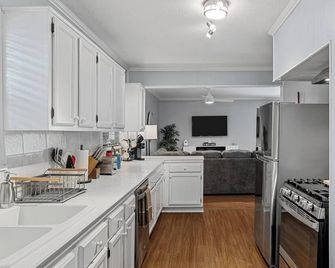 Safe, Broadmoor Haven. Spacious w/ King Bed & Large Backyard - Shreveport - Kitchen