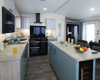 Superior 6 Berth Holiday Home in Suffolk, - Saxmundham - Kitchen