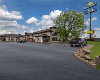 Days Inn by Wyndham Mitchell SD - Mitchell - Building