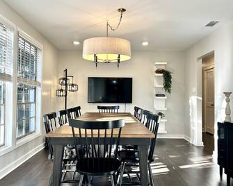 One-Level Family Retreat: Toys, Games & More! - Savannah - Dining room
