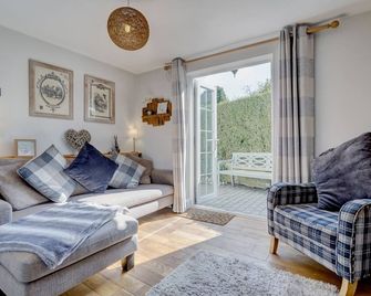 April Cottage by Winterton Cottages - Winterton-on-Sea - Living room