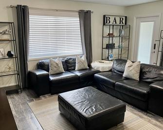 A rental that lets you live like a local - only better. - Dunedin - Living room