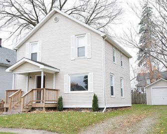 Four bedroom home walking distance to Historical Downtown Lapeer, - Lapeer - Building
