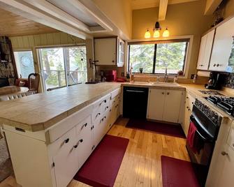 Overlooking the lake, Tahoma, steps from the beach and pier - Tahoma - Kitchen