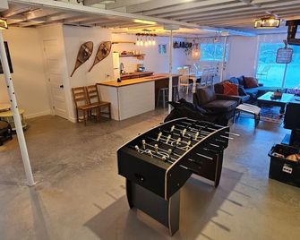 Comfy creekside chalet HiSpeedNet w Workspace - Mansonville - Living room