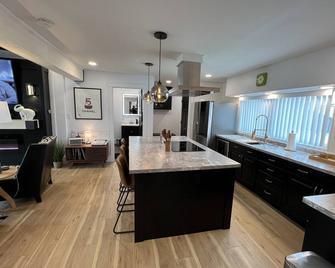“The Inn at the Spa” on-site EV charging - Rochester - Cocina