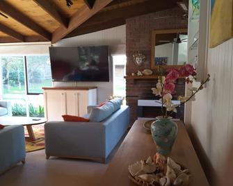 'Ocean Born' Box Office Positioning in the Heart of Portsea Village - Portsea - Sala de estar