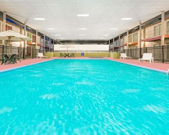 Americas Best Value Inn Scottsbluff - Скоттсблафф - Басейн