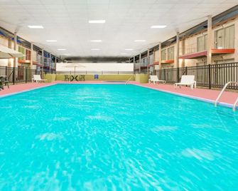 Americas Best Value Inn Scottsbluff - Scottsbluff - Pool