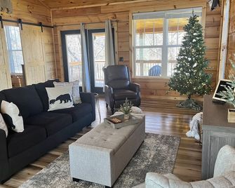 New! Cozy 4 Guest Cabin in Damascus! Pet Friendly! - Damascus - Living room