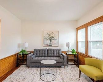 Cozy Craftman Cottage in Quiet Historic Vallejo Neighborhood - Vallejo - Living room