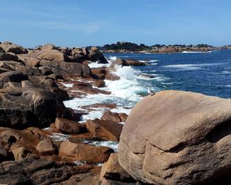 Large T2 Côte De Granit Rose Beaches And Shops Within Walking Distance - Tregastel - Plage