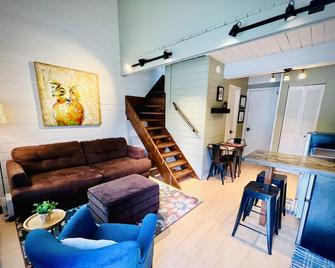 Cozy 2 bed Cabin - Best location in Davis, Thomas, and Canaan! Cold AC - Davis - Huiskamer