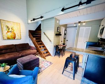 Cozy 2 bed Cabin - Best location in Davis, Thomas, and Canaan! Cold AC - Davis - Sala de estar