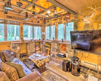 Secluded and Quiet Pocono Mountain Cabin with Hot Tub! - Kunkletown - Living room