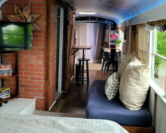 Bruiser Cozy Riverfront School Bus Pet Friendly - West Monroe - Living room