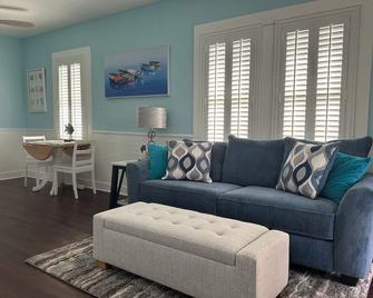 Charming 1-bedroom cottage w/pool, WiFi/AC and minutes from Fort Myers downtown. - Fort Myers - Sala de estar