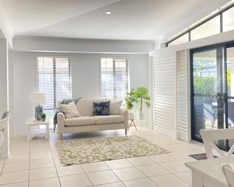 Bargara - Everday's a Holiday! - Bargara - Living room