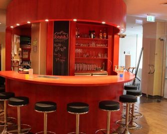 Vienna House Easy by Wyndham Rostock - Rostock - Bar