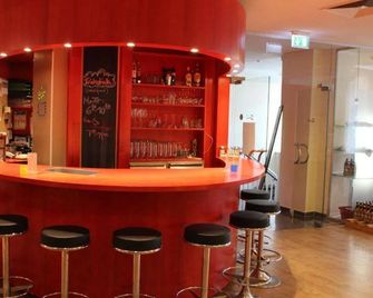 Vienna House Easy by Wyndham Rostock - Rostock - Bar