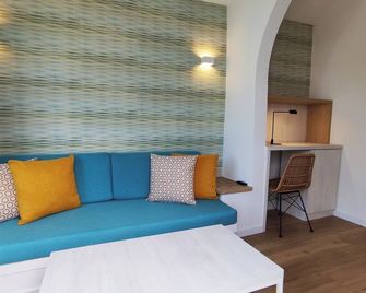 Canary Garden Club - מספלומס - סלון