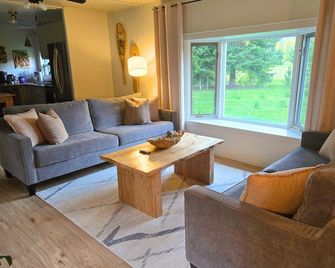 Peaceful Cedar Forest Guesthouse On Historic Farm - Creston - Living room