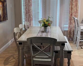 Close to everything and quiet for peace - Euless - Dining room