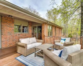 Lake-View Retreat with Fire Pit in Mountain Home! - Mountain Home - Patio