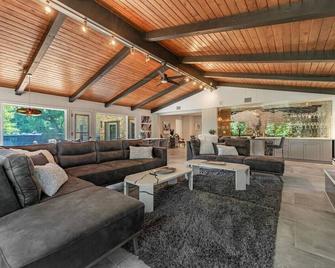 Chic Modern Glam - The Rock Royale - Rockford - Lounge