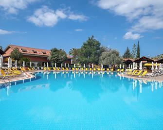 Suncity Hotel & Beach Club - פטהייה - בריכה