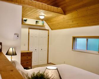 Bright & Beautifully Refreshed Cottage - 2 min from Ocean! - Ucluelet - Schlafzimmer