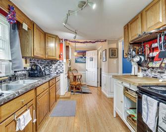 Artsy Cottage in Scotrun with Studio Space and Hot Tub - Scotrun - Kitchen