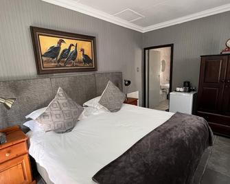 The Rabbit Hole Hotel - Krugersdorp - Bedroom