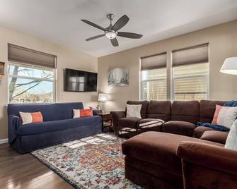 Family-Friendly 3-Bedroom Haven | Den Airport - Henderson - Sala de estar