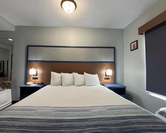 AmericInn by Wyndham Galesburg - Galesburg - Schlafzimmer