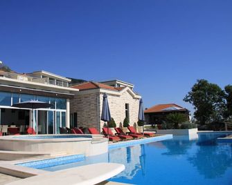 Apartments Eagle Eye Villa - Kotor - Basen