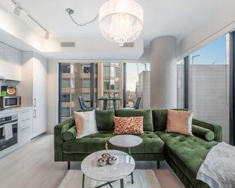 Designer One Bedroom Suite - Yorkville - 多倫多 - 客廳