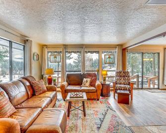 Terrace Lakes Cabin- Walk to golf & hot springs! - Garden Valley - Living room