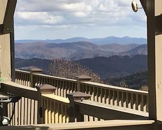 Cozy Mountain Getaway - Blowing Rock - Balcony
