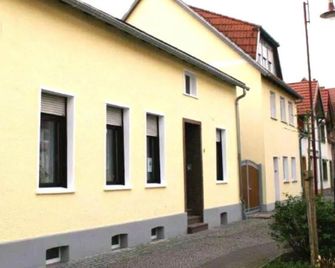 Pension am Schrotturm Bed & Breakfast - Tangermünde - Edificio