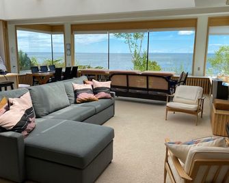 Lovely Home-Views of Lake Superior-3 miles to Ski Hill-on Bike Path-Adults Only - Lutsen - Pokój dzienny