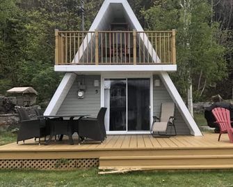 Chalet Le Pointu - St-Lawrence River View - Rivière-du-Loup - Innenhof